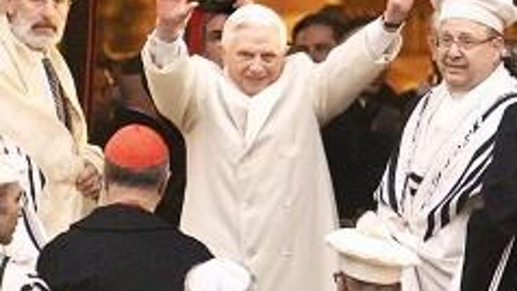 Papa’ya sinagogda sitemkâr karşılama