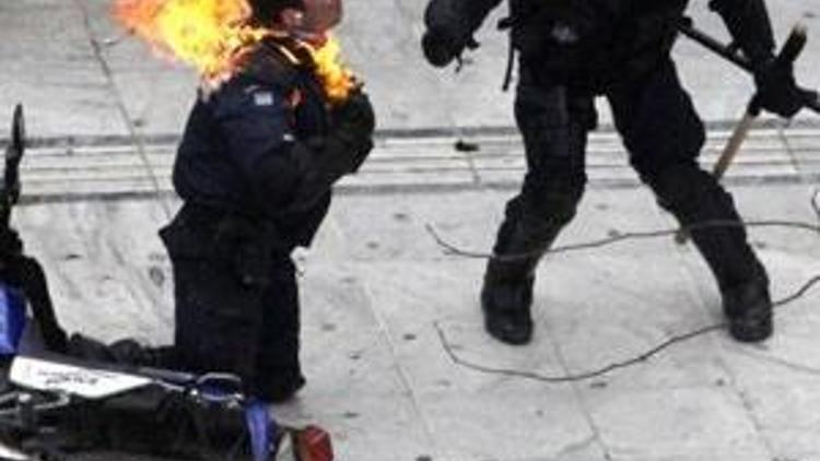 Atina yine karıştı: Polisi yaktılar