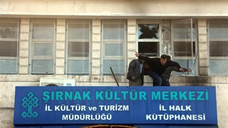 Şırnakta içinde öğrencilerin bulunduğu kültür merkezine PKKlı teröristler bomba attı: 6 yaralı