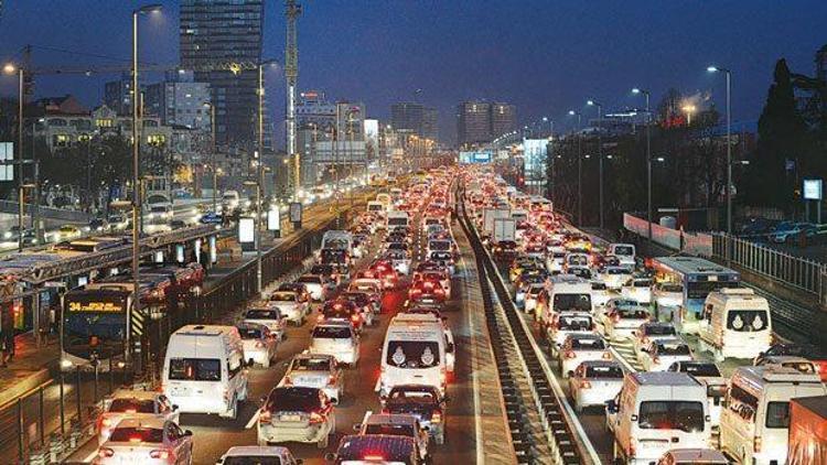 İstanbul trafiğinde cuma çilesi