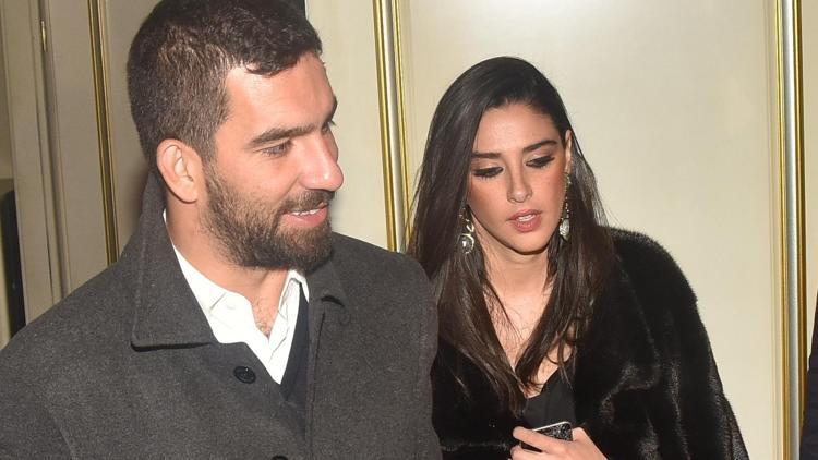 Arda Turan ile sevgilisi Aslıhan Doğan Ebru Gündeş’i dinlemeye gitti