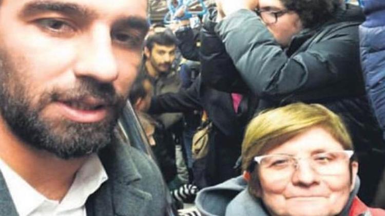 Arda Turan metroya bindi selfie çekti