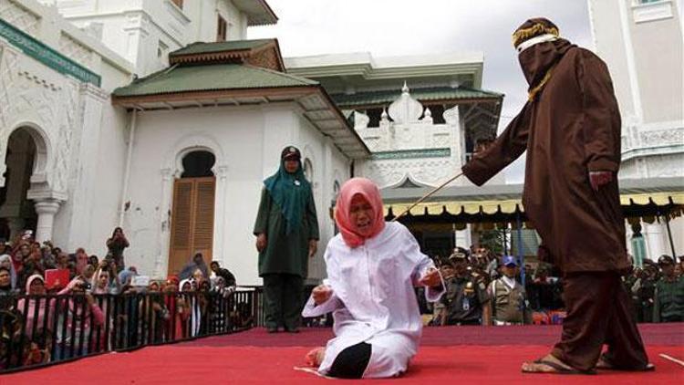 Endonezyada kırbaçlı infaza alkışlı destek