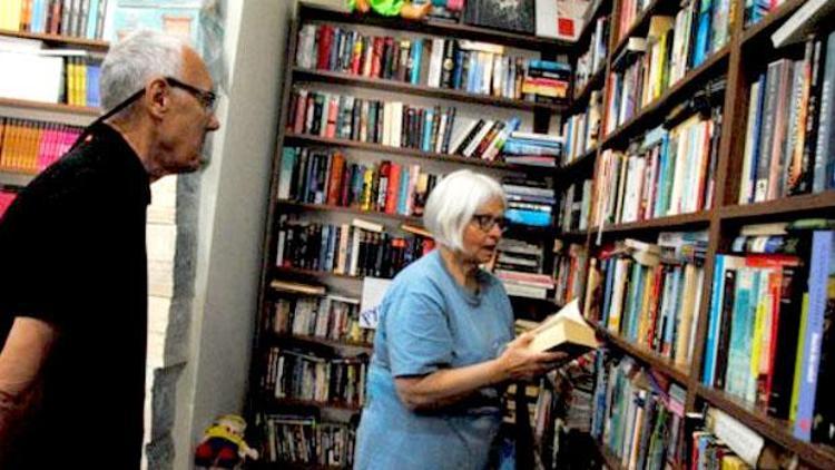 Otellerde bırakılan kitaplar yabancılara kütüphane oldu