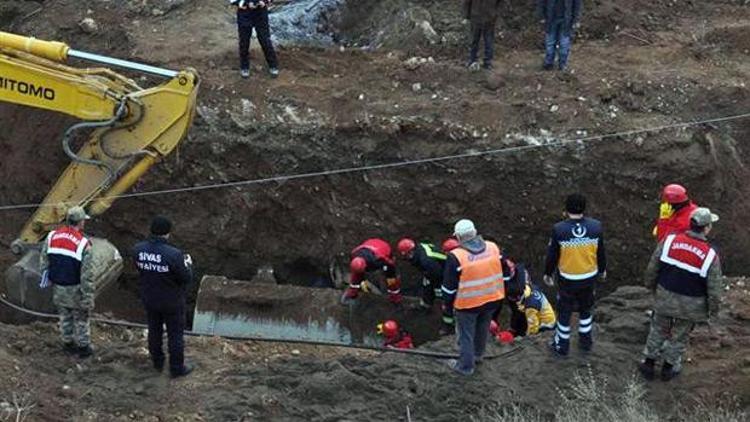 Boru döşerken toprak altında kalan 3 işçi öldü