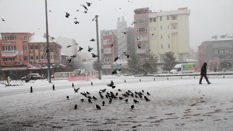 Balıkesir’de kar kırsal kesimdeki 136 mahallenin yolunu ulaşıma kapattı