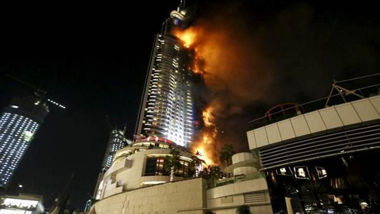 Dubaideki 63 katlı gökdelende yangın çıktı