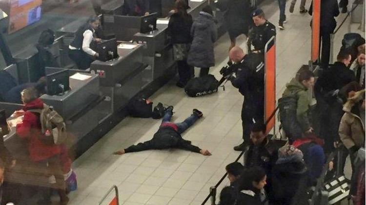 Schipol Havalimanında bomba paniği