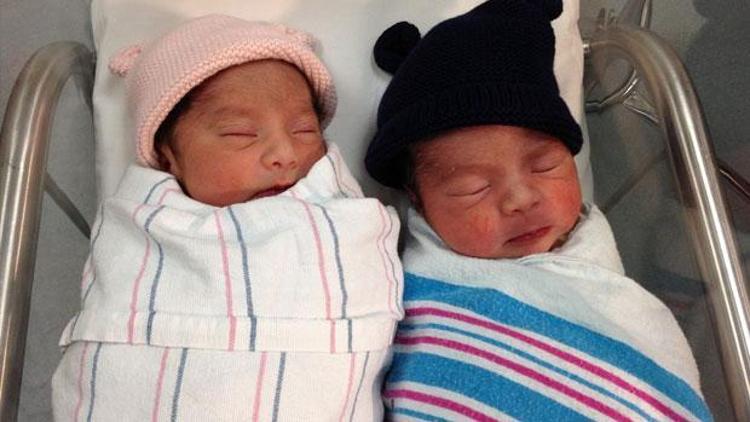 İkizler 3 dakika yüzünden 1 yıl arayla doğdu