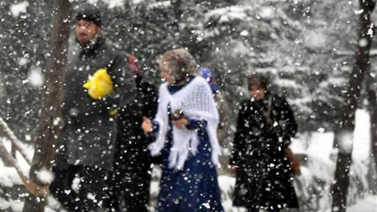 İstanbulda lapa lapa kar yağışı sürprizi