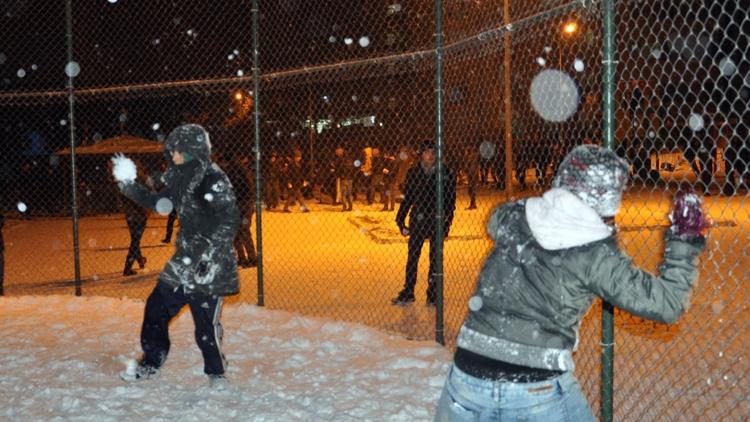 Karabük’te üniversitelilerin kar topu savaşı