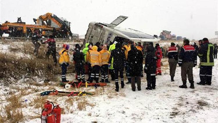 Kırşehirde yolcu otobüsü devrildi: 8 ölü 4ü 27 yaralı