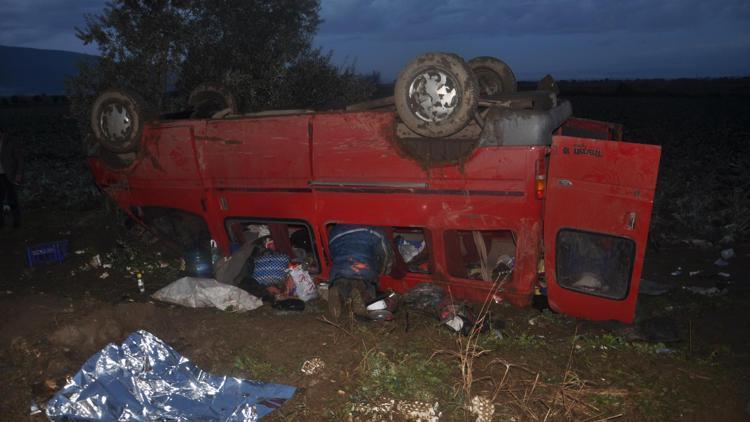 Tarım işçilerini taşıyan minibüs takla attı: 12 yaralı