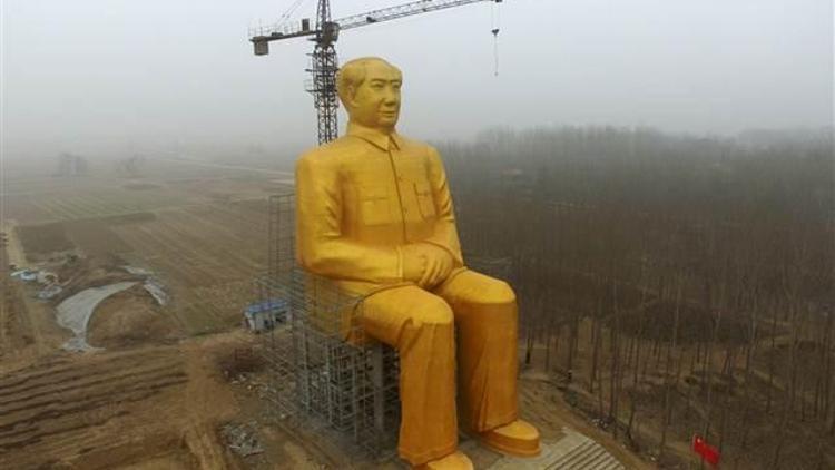 Maonun dev heykelini diktiler