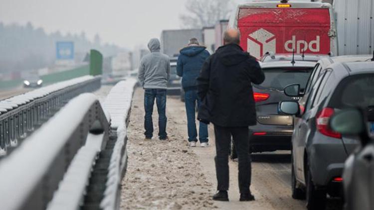 Almanyada kar yağışı kazalara sebep oldu