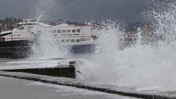 Lodos deniz ulaşımını aksatıyor