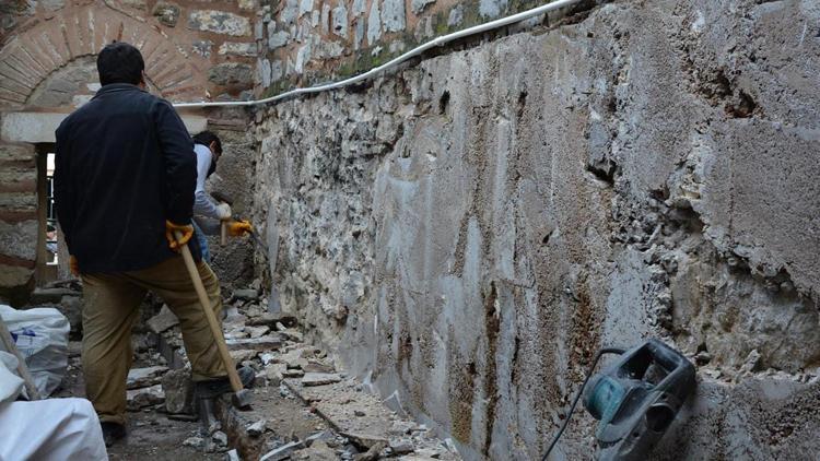 Tarihi caminin tuvaletindeki pisuvarlar söküldü