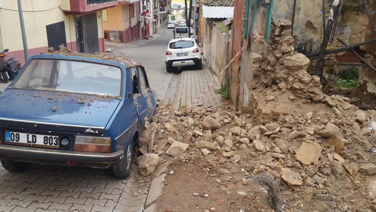 Evin duvarı otomobilin üstüne yıkıldı