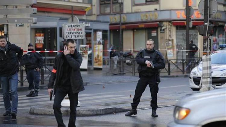 Fransada intihar bombacısı olduğu sanılan bir kişi polis merkezinin dışında öldürüldü