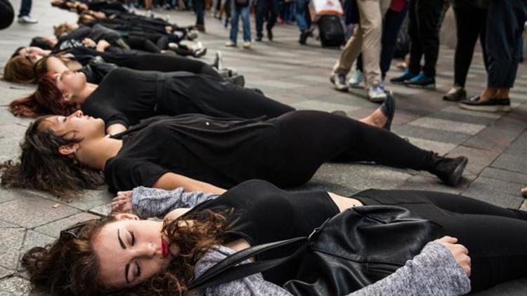 Kadınlar İspanyol Başpiskoposu protesto etti