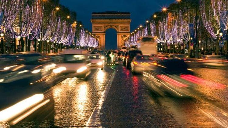 Champs Elysees ayda bir yayaların olacak