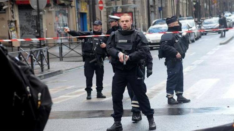 Polis, bıçaklı saldırganı vurdu