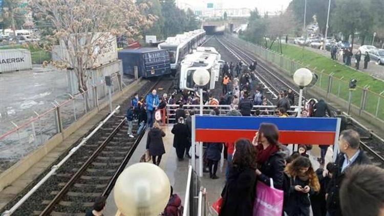İzmirde metro kazası: 10 yaralı