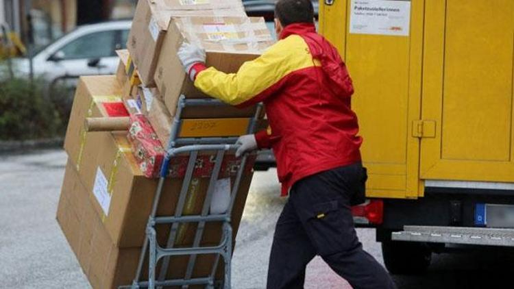 Postacı dağıtması gereken paketleri internette sattı