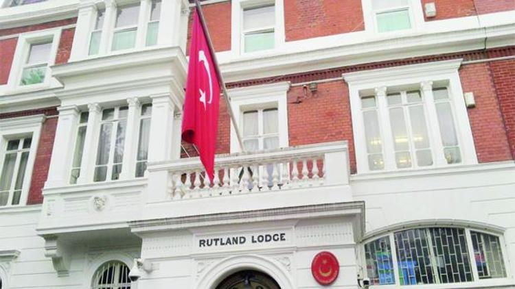 İngiltere, Türk diplomatların maaşlarını kesti