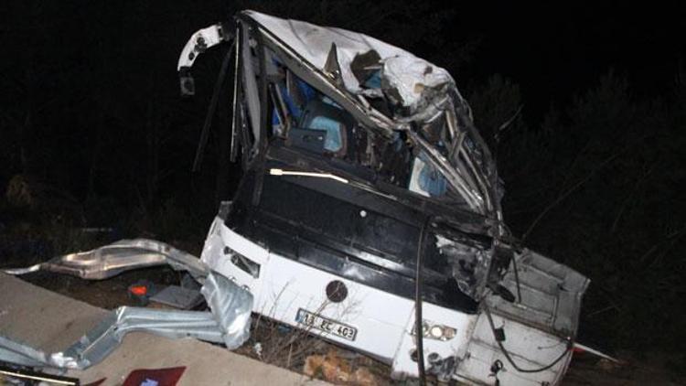 Balıkesirde göçmenleri taşıyan otobüs takla attı: 8 ölü, 48 yaralı