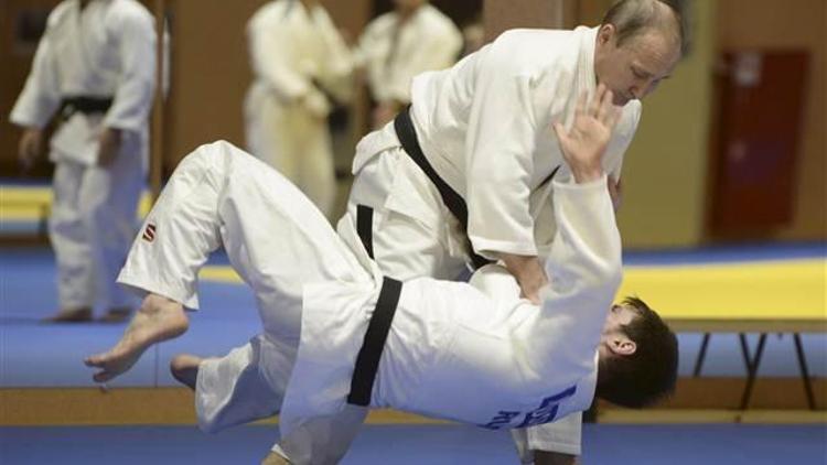 Kadın judocu Vladimir Putini yere serdi