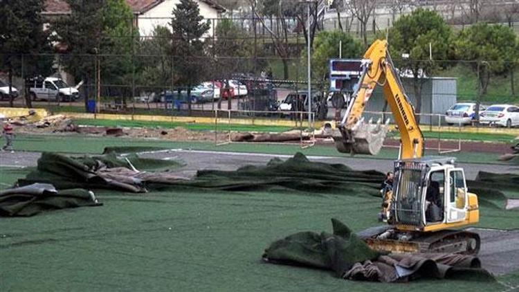 Avcılar’da Turgut Özal Stadyumunun yıkımına başlandı