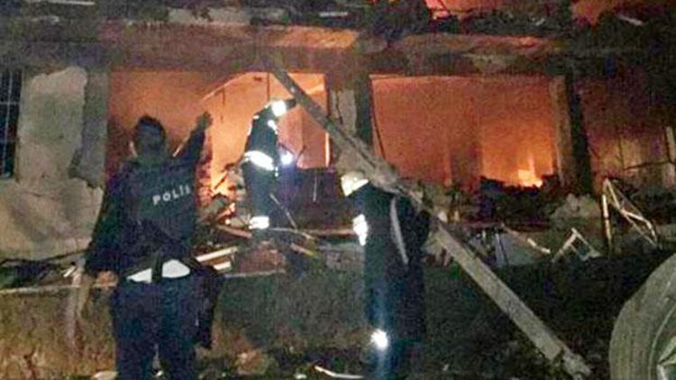 Diyarbakırın Çınar İlçesinde PKK’lı teröristler Emniyet’e bombalı araçla saldırdı: 1 şehit, 3ü bebek 5 sivil öldü, 43 yaralı