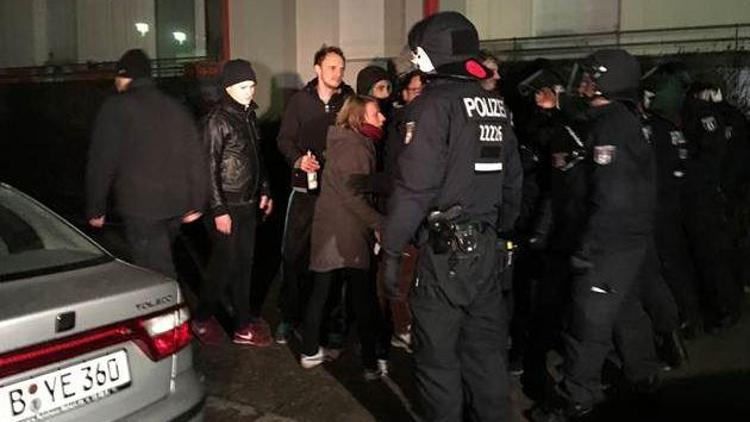 Almanya’da polise saldırı