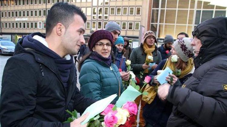 Almanyada Suriyeli mülteciler gül dağıttı