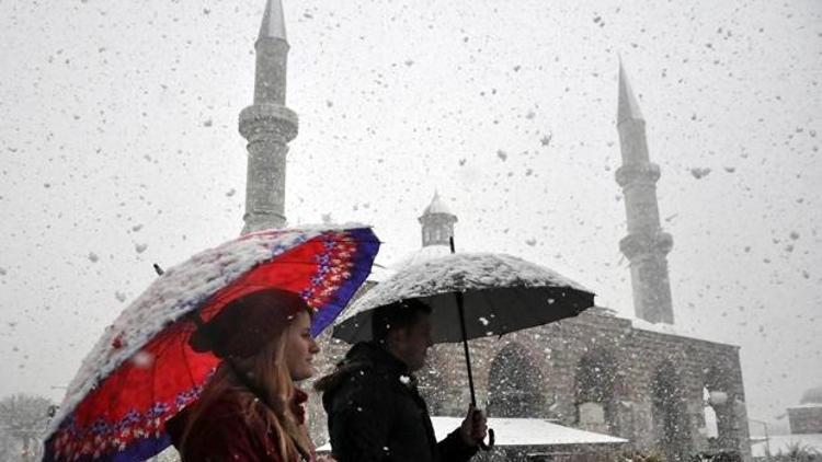 İstanbulda kar yağışı başladı, İBB alarm durumunda