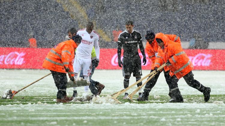 Beşiktaş-Mersin İdmanyurdu maçı kar yağışı nedeniyle tatil edildi