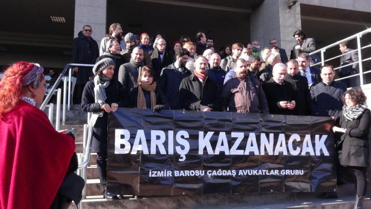 İzmir’de, akademisyenlere destek açıklaması