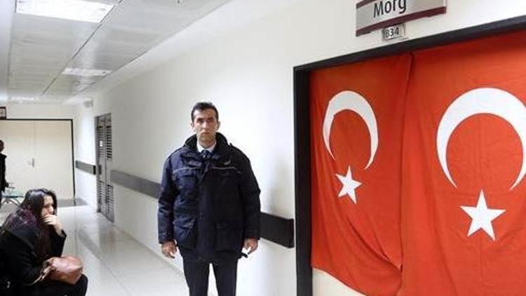 Şehit polisin kız arkadaşı morg kapısında bekledi