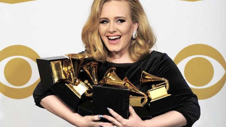 Adele dört yıl aradan sonra ilk kez Grammy sahnesinde