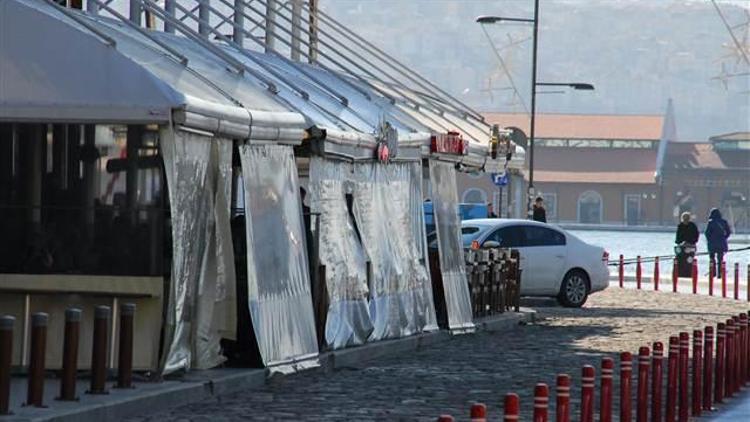 İzmirde soğuğa naylon perde önlemi