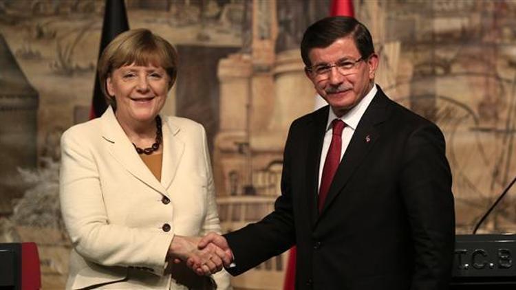 Davutoğlu Almanyada: Mülteci krizinin yükü paylaşılmalı