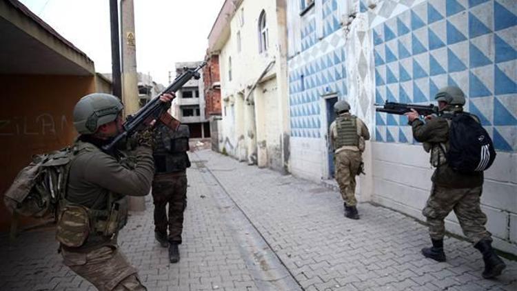 Cizre’de PKK’lı teröristin ’Hastaneye götürülen sivilleri vurun’ talimatı telsiz konuşmasına yansıdı