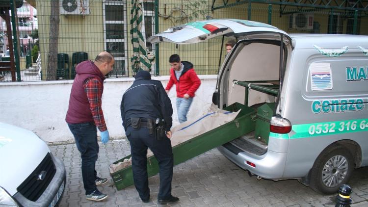 Annesinin cesediyle bir hafta yaşadı