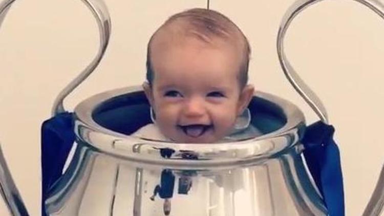 Sneijderin minik oğlu sosyal medyayı salladı