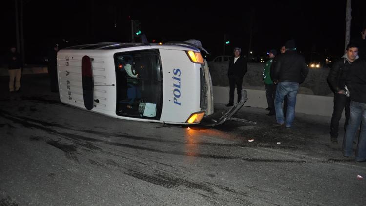 Polis otomobili kaza yaptı