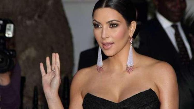 Kim Kardashianın Yüzü Hayranlarını Şoke Etti