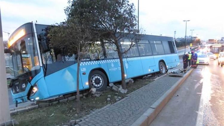 Bariyere çıkan özel halk otobüsü devrilmekten son anda kurtuldu