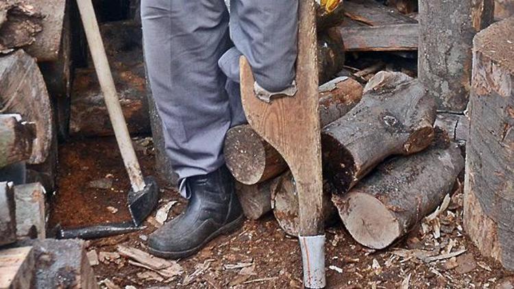 Bursada bir acayip hikaye: Tahta bacağıyla günde 3 ton odun kırıyor