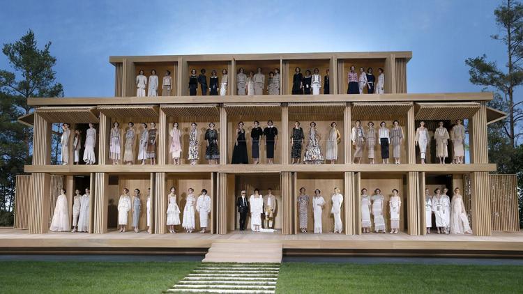 Karl Lagerfeldin oyuncak evi: Chanel defilesinden en özel anlar